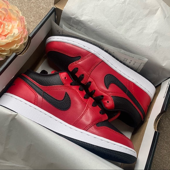 Jordan 1 Low’ Red/Black Pebbled - Picture 10 of 11